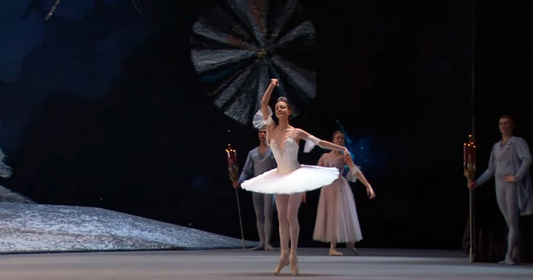 Russian Ballerina Mesmerizes Audience With 'Sugar Plum Fairy' Dance